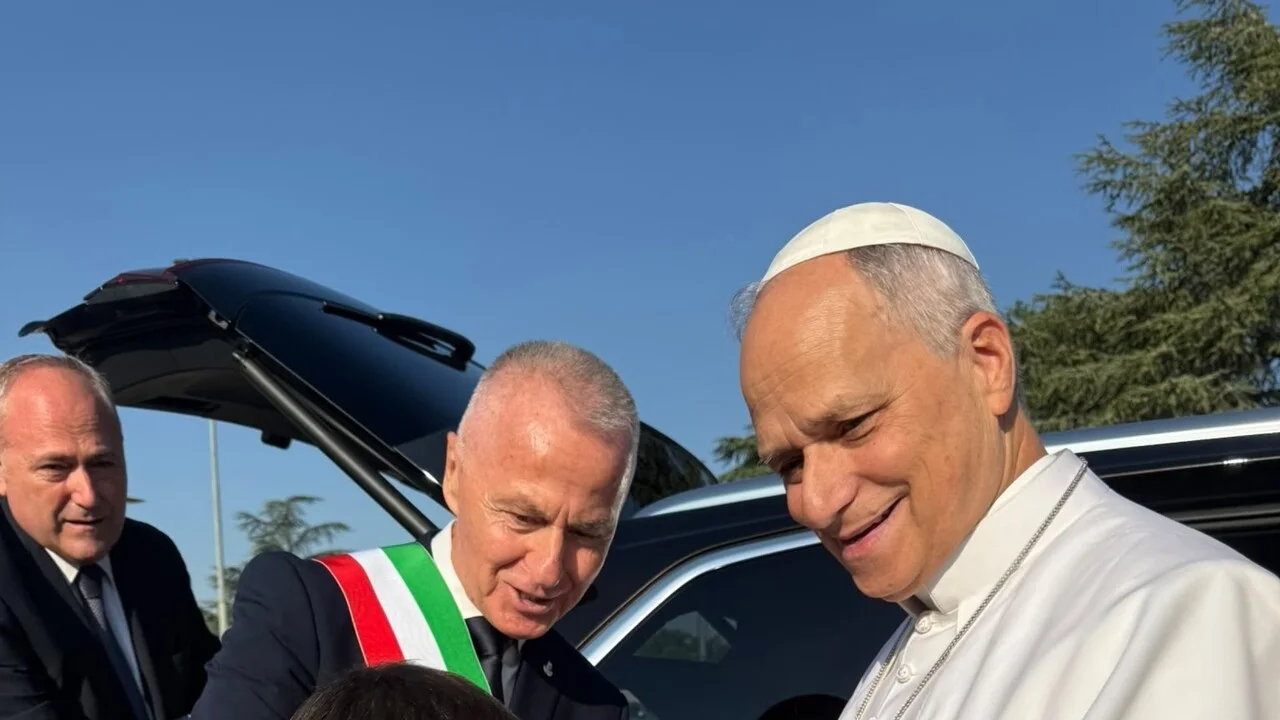Il sindaco di Assisi Valter Stoppini con il piccolo Tommaso durante l'incontro con il Papa