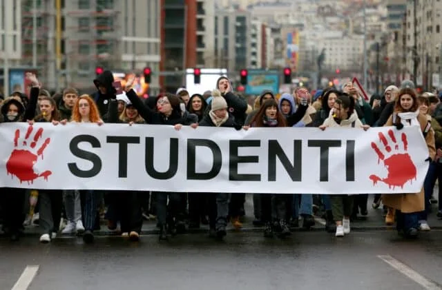 Studente che guarda il proprio smartphone con preoccupazione, simbolo di sorveglianza digitale