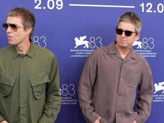 Liam e Noel Gallagher sorridono insieme sul red carpet della Mostra del Cinema di Venezia durante la presentazione del