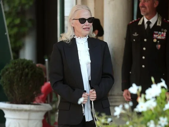 Pamela Anderson al Lido: l'eleganza matura conquista Venezia