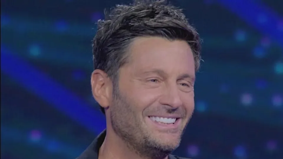 Filippo Bisciglia anticipa sorprese a Temptation Island e parla del debutto teatrale