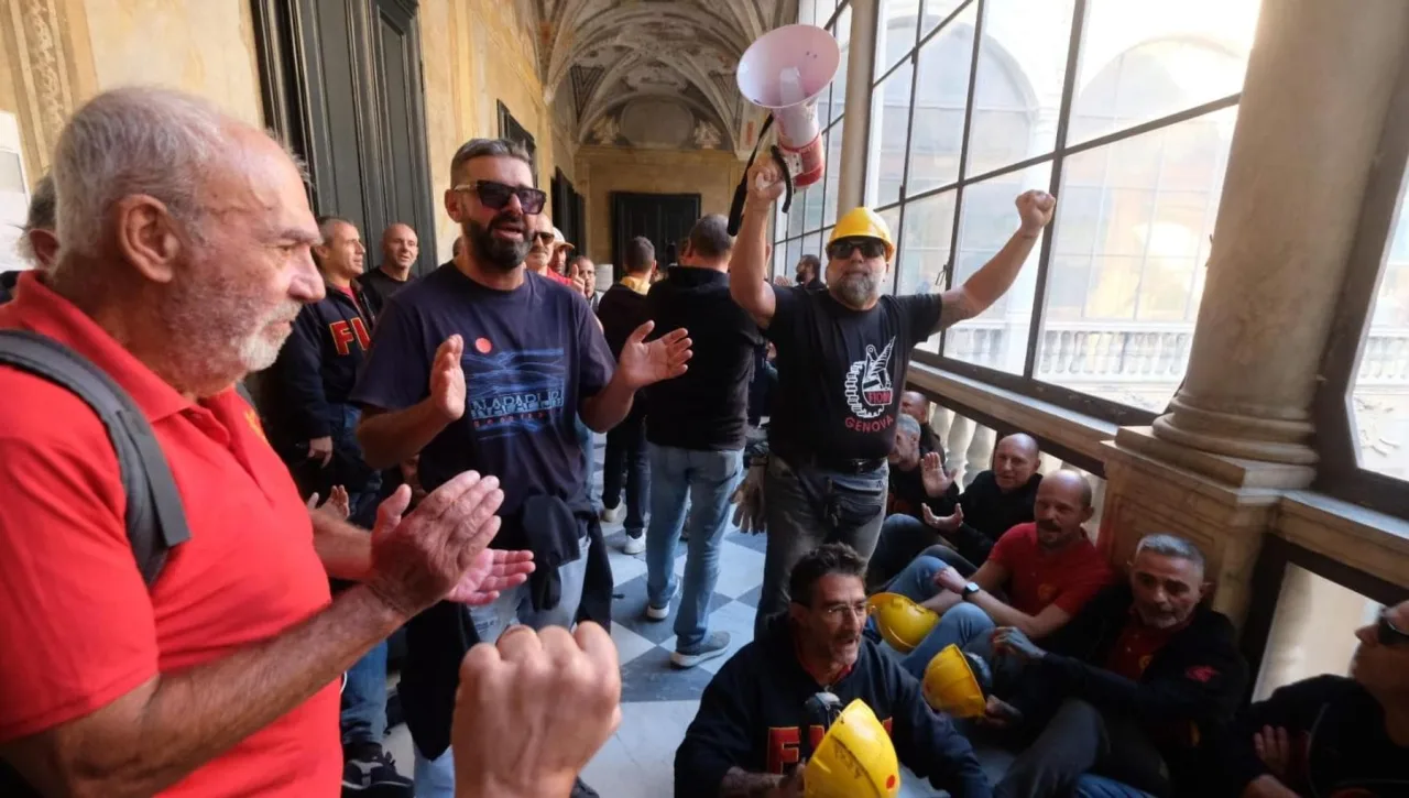 Operai dell’ex Ilva occupano la Prefettura di Genova: “Senza risposte scritte, dormiremo qui”