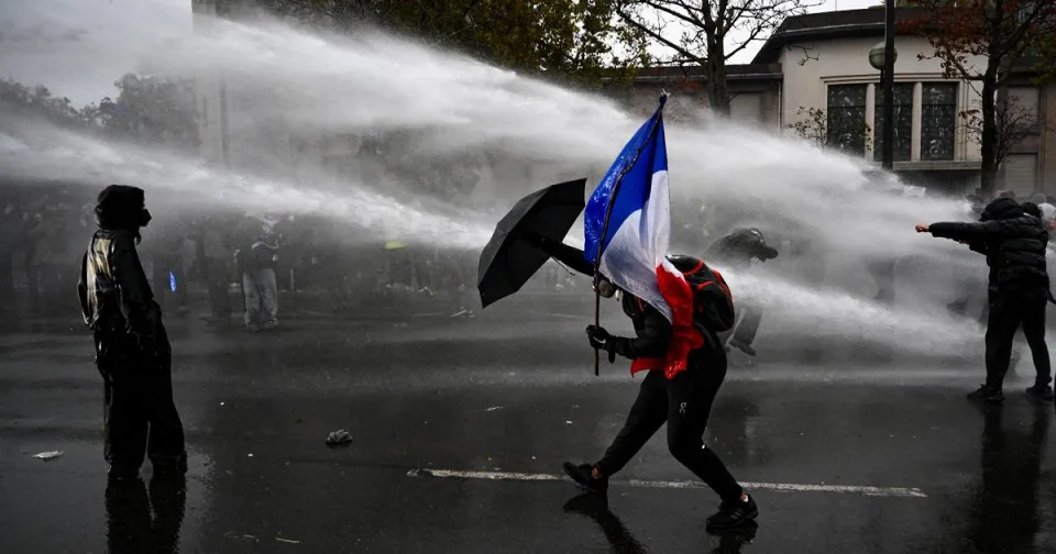 Proteste in Francia: 1.300 arresti, 75 incendi e 24 saccheggi