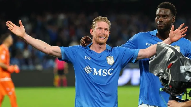 Napoli-Frosinone, De Bruyne e Lang dominano: il 3-0 che rilancia i partenopei