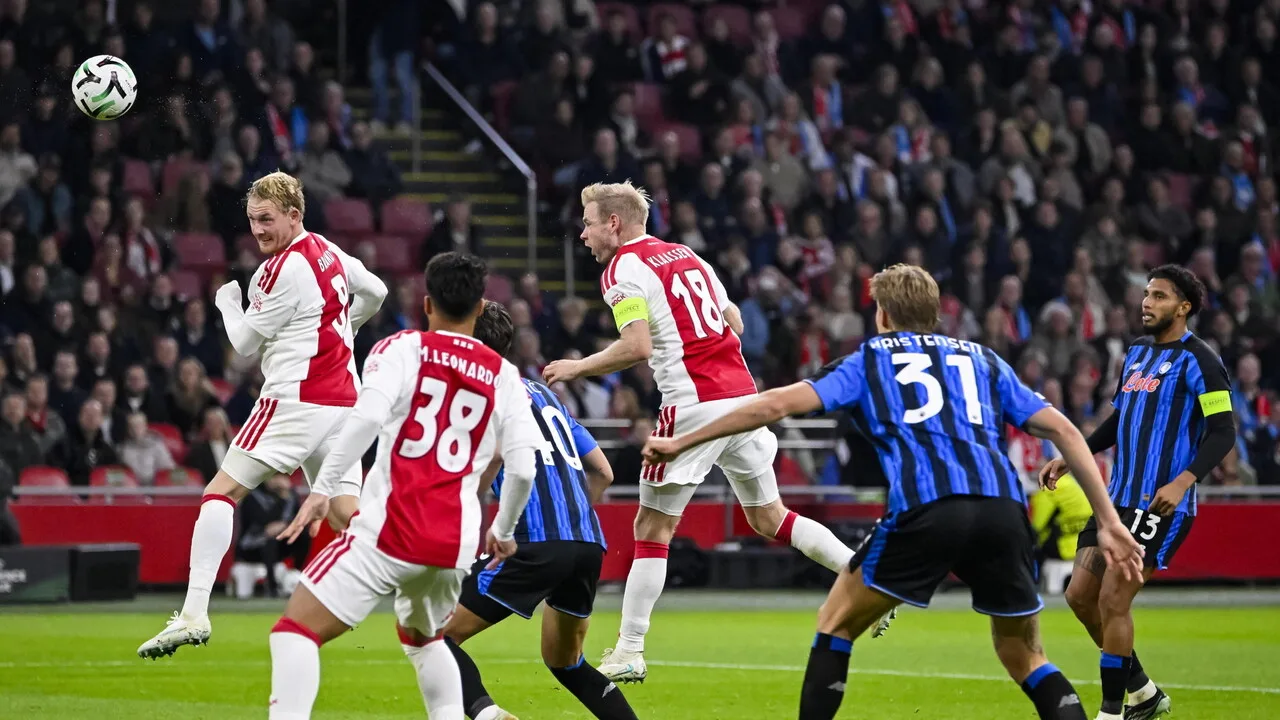 Conference League, Ajax-Atalanta 2-0: decisivi Tolu e Ouazane nel finale