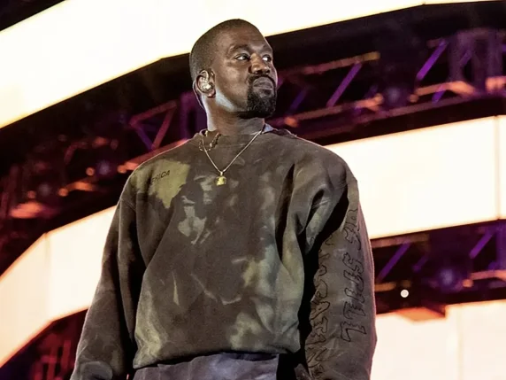 Kanye West, i concerti in Russia cancellati dopo le polemiche sul nazismo: «Chi glorifica Hitler non può esibirsi»