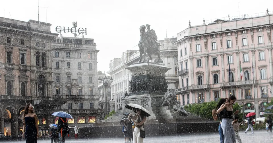 Meteo, l'anticiclone riporta il sole ma dura poco: cosa cambia da venerdì e il rischio piogge per Halloween