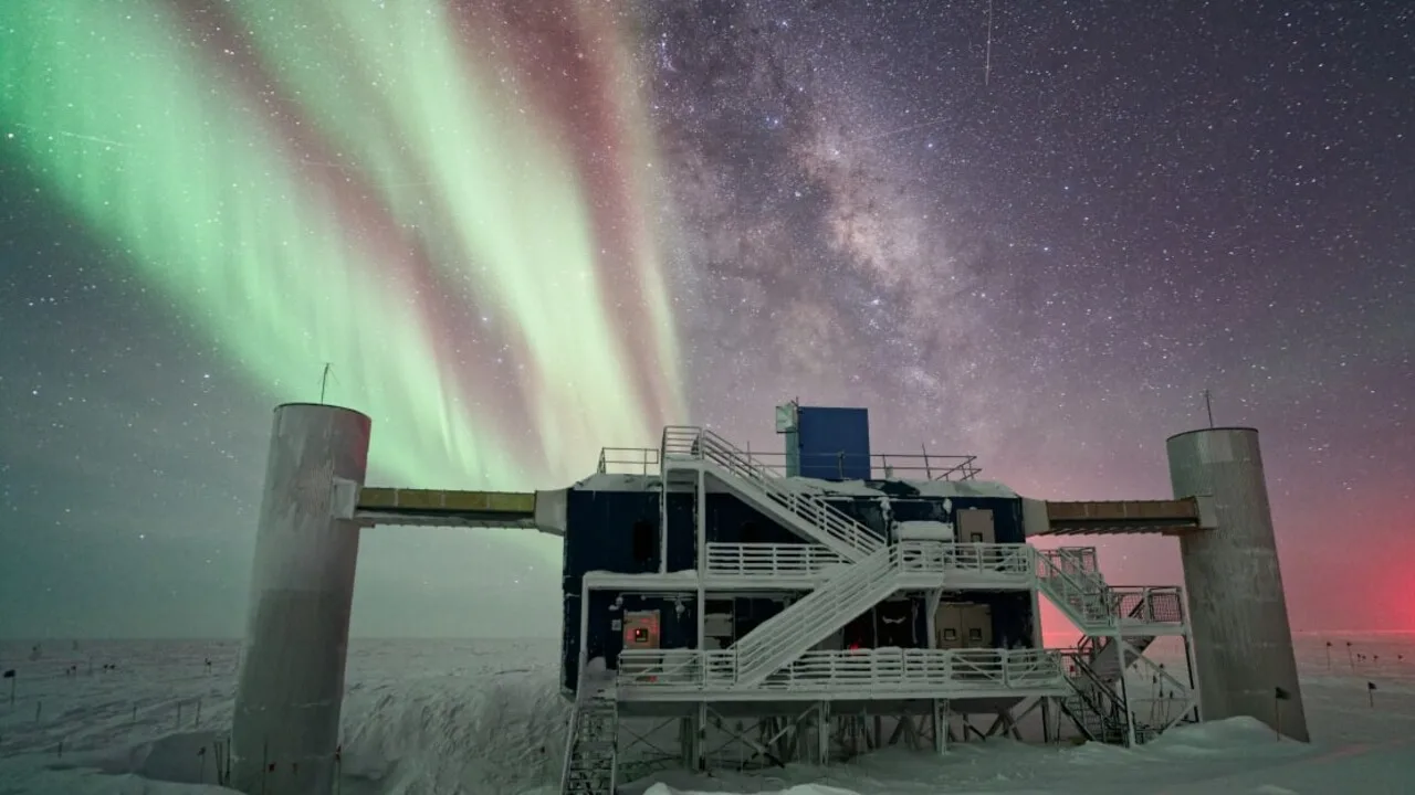 Nobel per la Fisica a Francis Halzen: IceCube svela i segreti dei neutrini cosmici