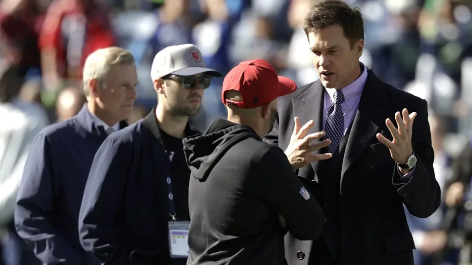Tom Brady’s Criticism of Officials on FOX Draws Attention Amid NFL’s Restrictions on Raiders Owner