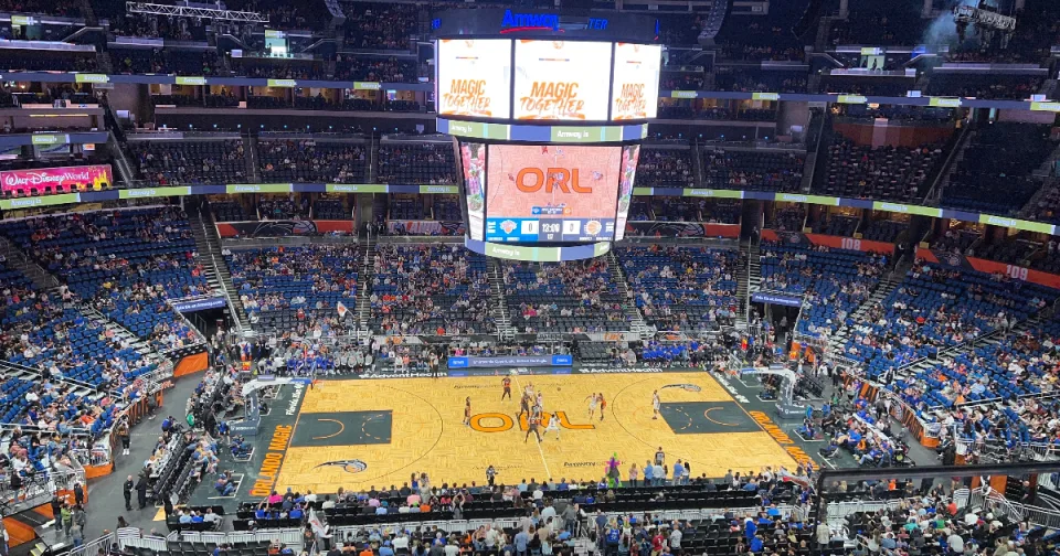Giocatori NBA in campo durante una partita